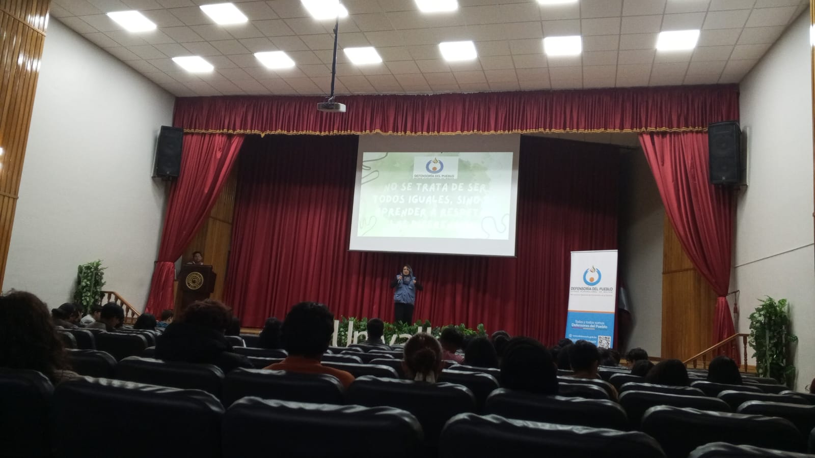 ESTUDIANTES DE LA UNIVALLE SE INFORMAN SOBRE PREVENCIÓN DEL RACISMO Y TODA FORMA DE DISCRIMINACIÓN EN TALLER ORGANIZADO POR LA DEFENSORÍA DEL PUEBLO