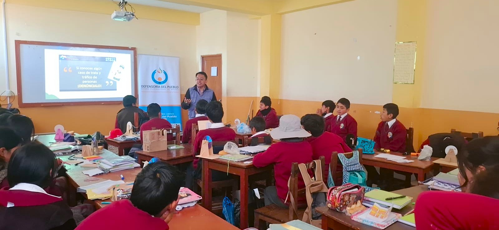 DEFENSORÍA DEL PUEBLO CAPACITA A ESTUDIANTES DE SECUNDARIA EN PREVENCIÓN DE LA TRATA Y TRÁFICO DE PERSONAS EN DESGUADERO