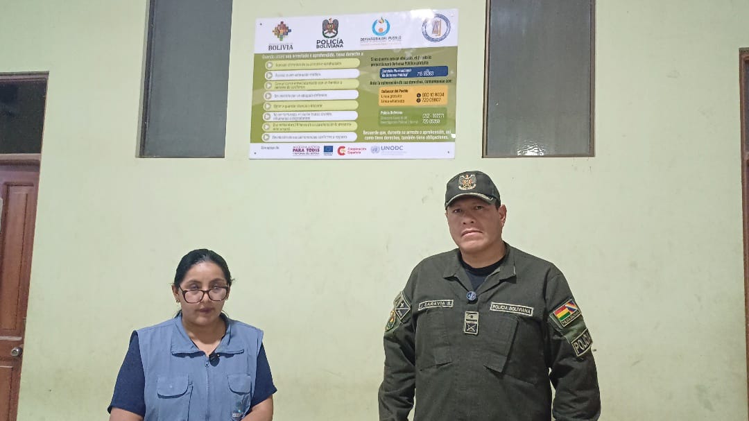 DEFENSORÍA DEL PUEBLO Y POLICÍA BOLIVIANA INSTALAN BANNER INFORMATIVO SOBRE PREVENCIÓN DE LA TORTURA EN LA EPI DE CARANAVI