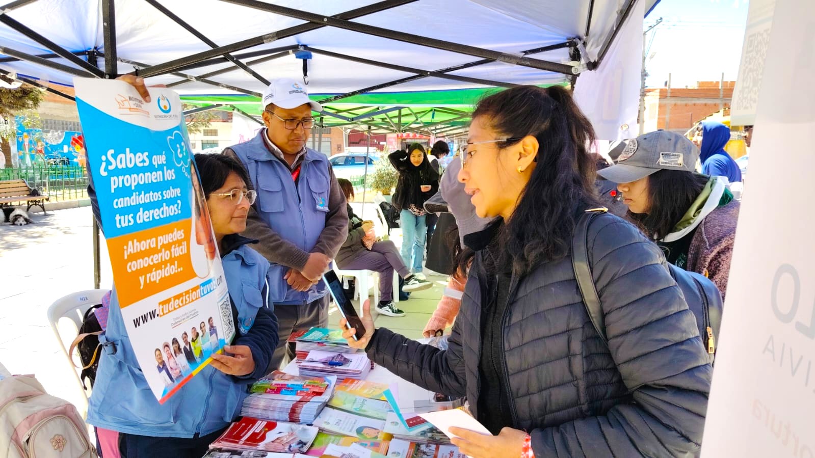 EL ALTO: DEFENSORÍA DEL PUEBLO SOCIALIZA EL APLICATIVO WEB “TU DESICIÓN, TU VOZ” EN FERIA CIUDADANA VOTABUS PARA PROMOVER EL VOTO INFORMADO