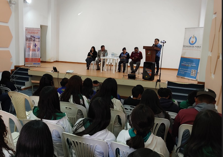 DEFENSOR DEL PUEBLO FORTALECE LA DEFENSA DE LOS DERECHOS HUMANOS EN ENCUENTRO CON DEFENSORES ESTUDIANTILES EN UYUNI