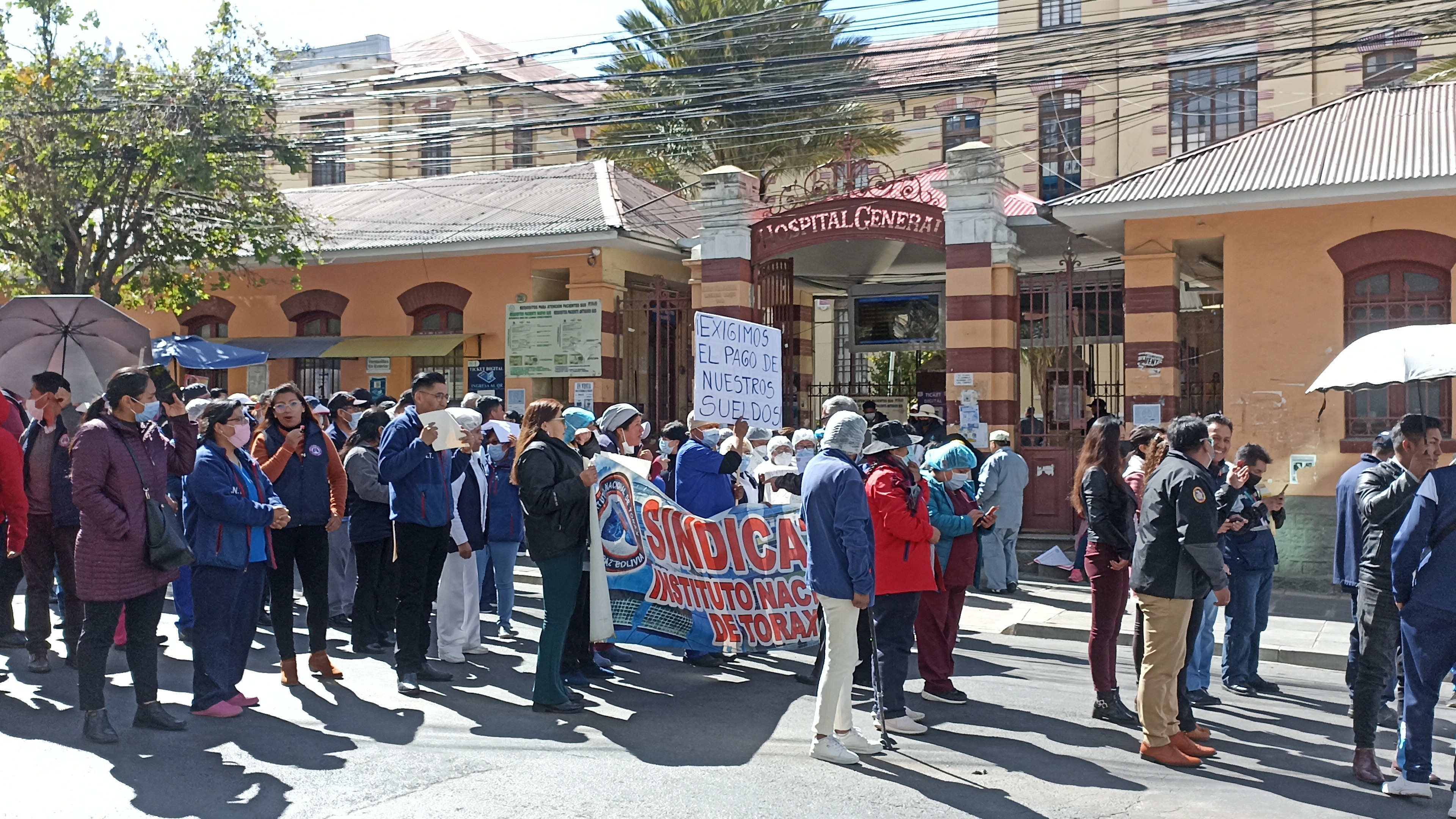 DEFENSORÍA DEL PUEBLO MONITOREA MOVILIZACIÓN DE TRABAJADORES EN SALUD POR ADEUDO DE SALARIOS E INSTA AL GOBIERNO A CONVOCAR AL DIÁLOGO