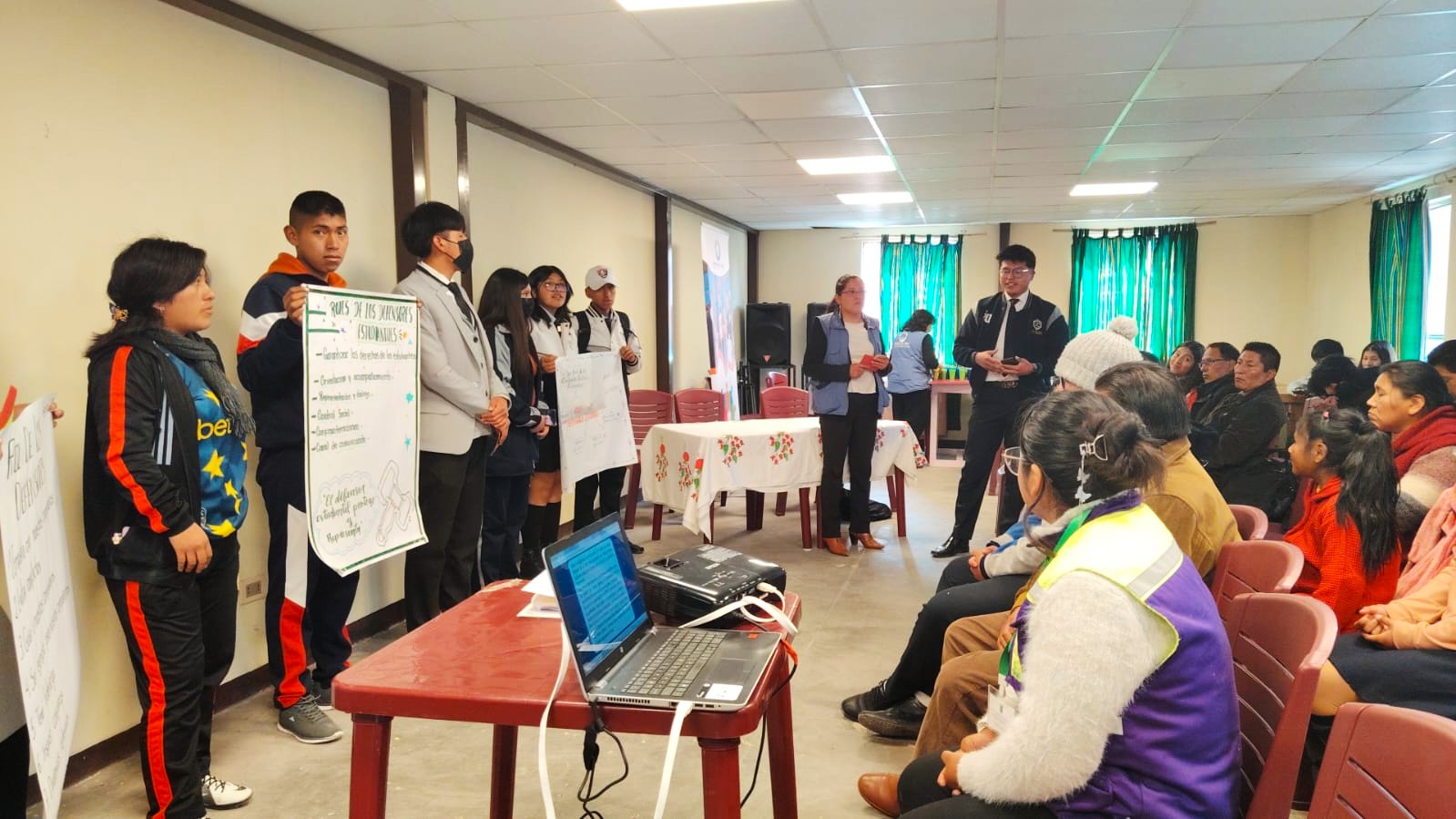 EL ALTO: DEFENSORAS Y DEFENSORES ESTUDIANTILES DE 15 UNIDADES EDUCATIVAS PARTICIPAN DEL ENCUENTRO INTERGENERACIONAL "VOCES QUE TRANSFORMAN"