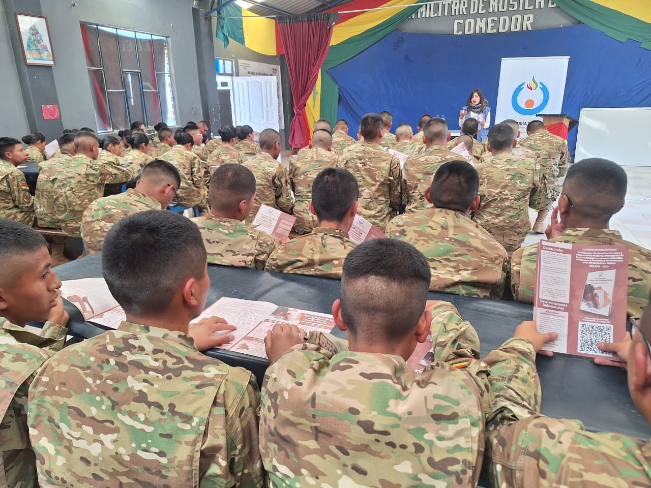 DELEGACIÓN DEFENSORIAL DE ORURO CAPACITA A 130 PREMILITARES DE LA ESCUELA MILITAR DE MÚSICA DE LA FAB EN DERECHOS HUMANOS