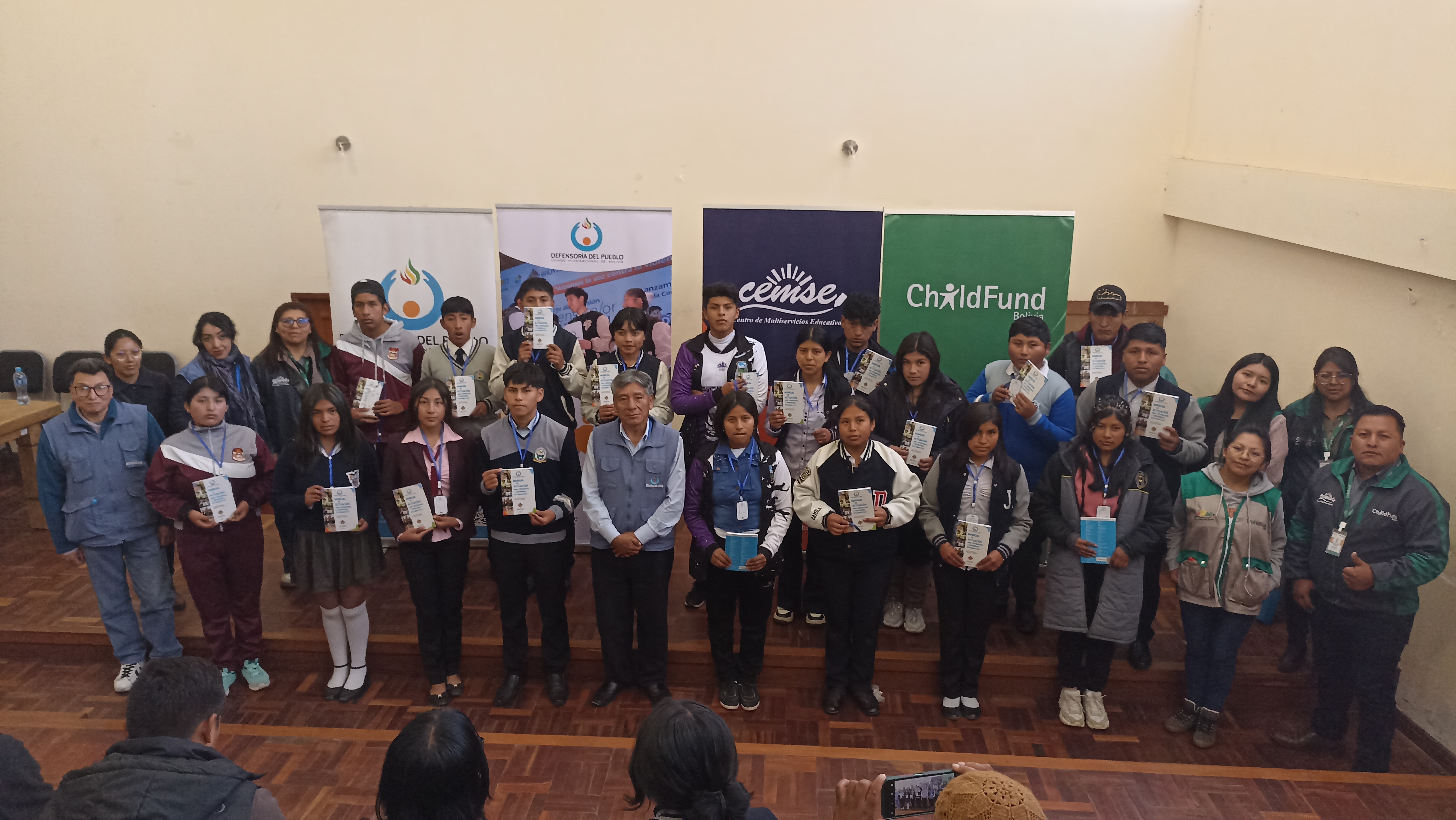 DEFENSORÍA DEL PUEBLO ACREDITA Y CAPACITA A DEFENSORAS Y DEFENSORES ESTUDIANTILES DEL MUNICIPIO DE PALCA