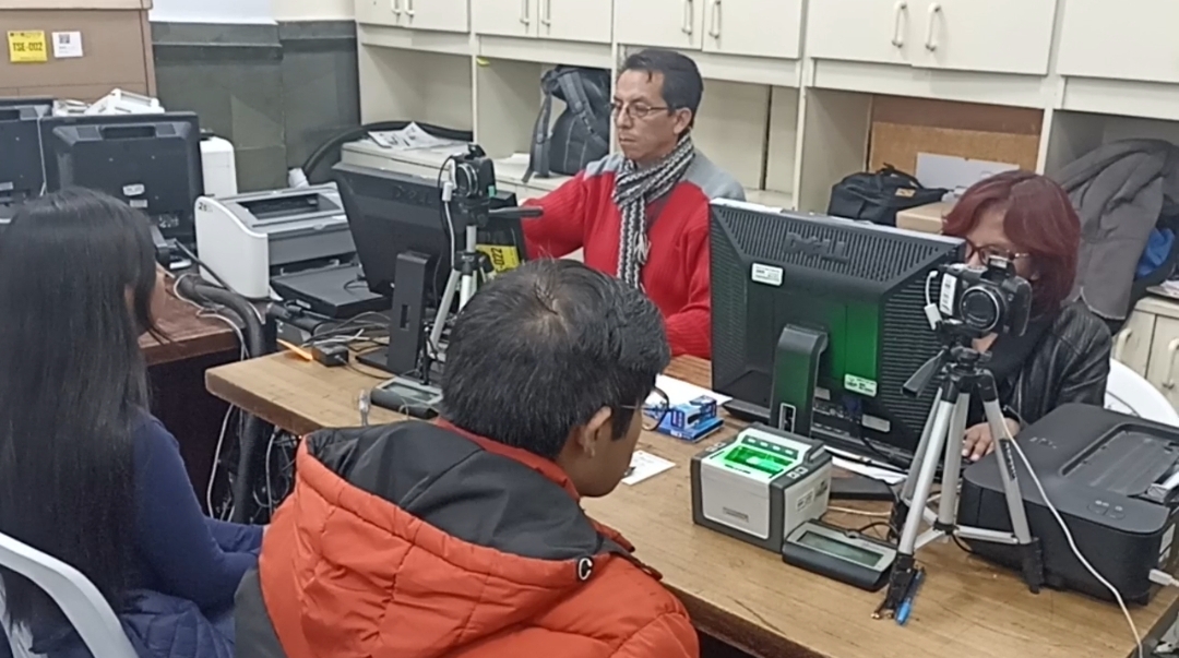 DEFENSORÍA DEL PUEBLO VERIFICA ATENCIÓN EN CENTROS DE EMPADRONAMIENTO BIOMÉTRICO ELECTORAL MASIVO EN LA PAZ