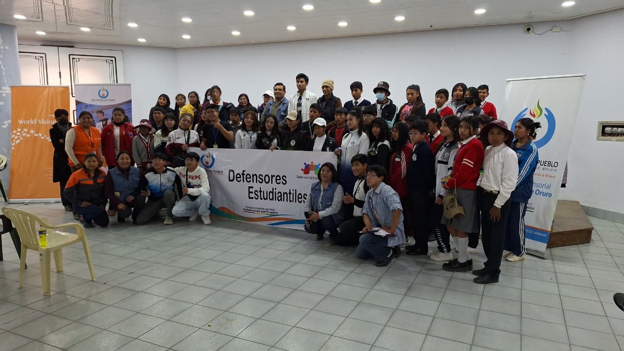 DEFENSORÍA DEL PUEBLO EN ORURO PROMUEVE EL DIÁLOGO PARA PREVENIR LA VIOLENCIA ESCOLAR