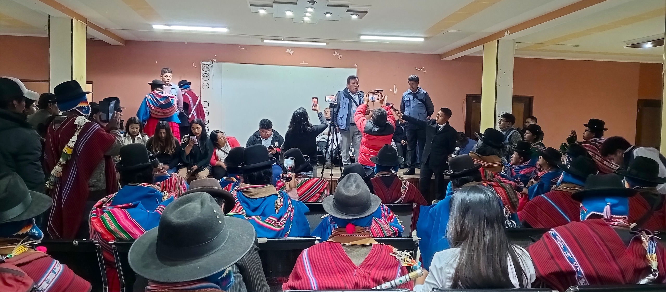 DEFENSORÍA DEL PUEBLO ACOMPAÑA REUNION DONDE SE APRUEBA LEY MUNICIPAL QUE DECLARA A VIACHA TERRITORIO LIBRE DE CONTAMINACIÓN MINERA