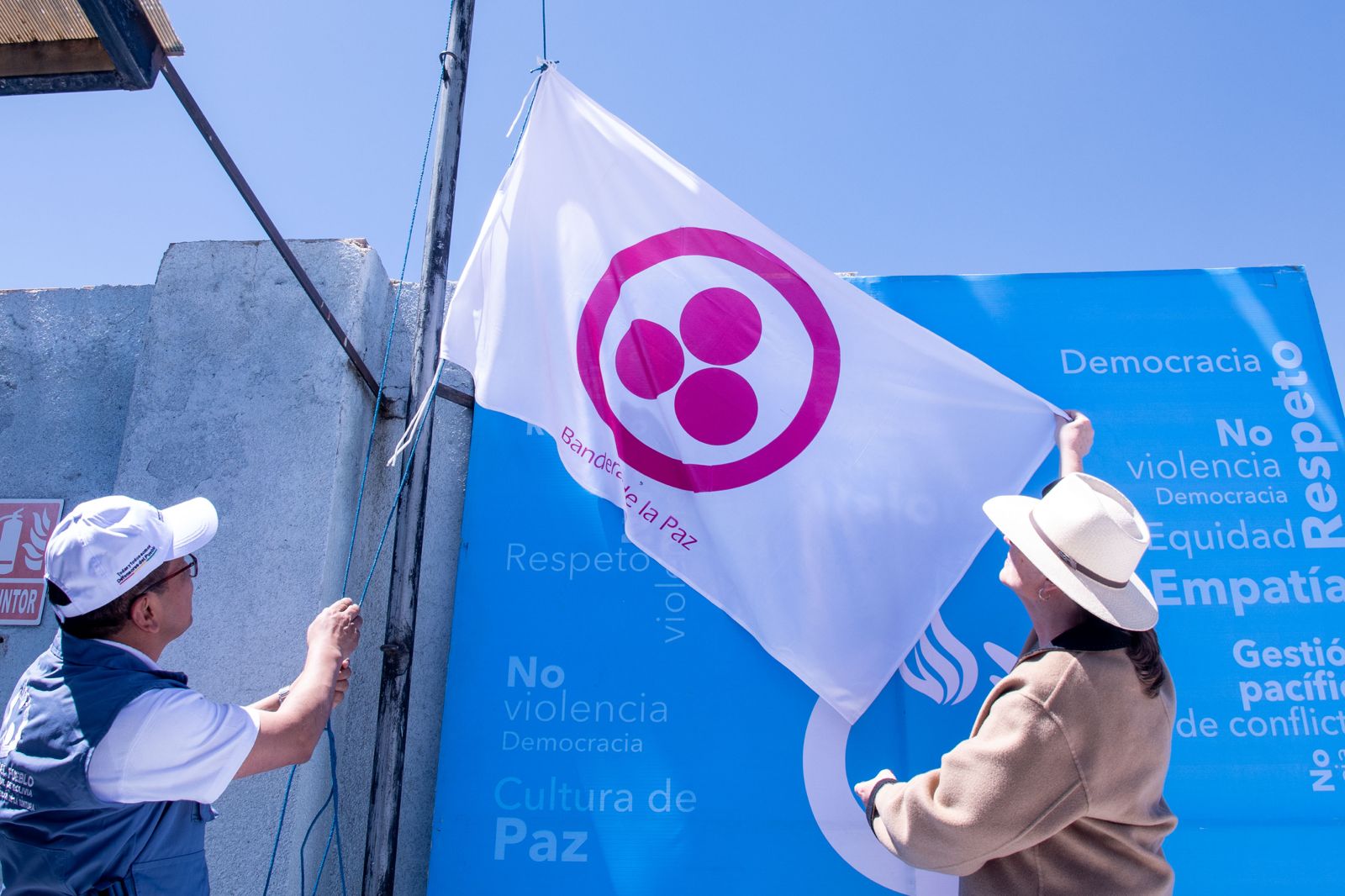 DEFENSORÍA DEL PUEBLO, ONU BOLIVIA Y ORGANIZACIONES CIVILES IZAN BANDERA DE LA PAZ