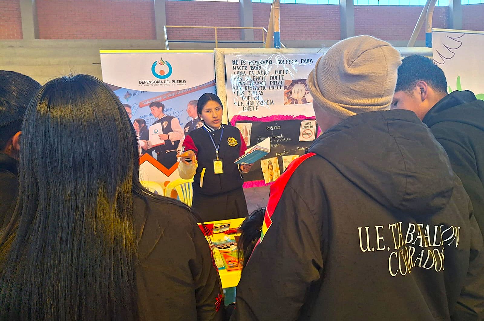 DESAGUADERO: DEFENSORES ESTUDIANTILES SOCIALIZAN SU ROL COMO PROMOTORES DE DD.HH. EN FERIA BINACIONAL CONTRA LA TRATA DE PERSONAS Y VIOLENCIA INFANTIL