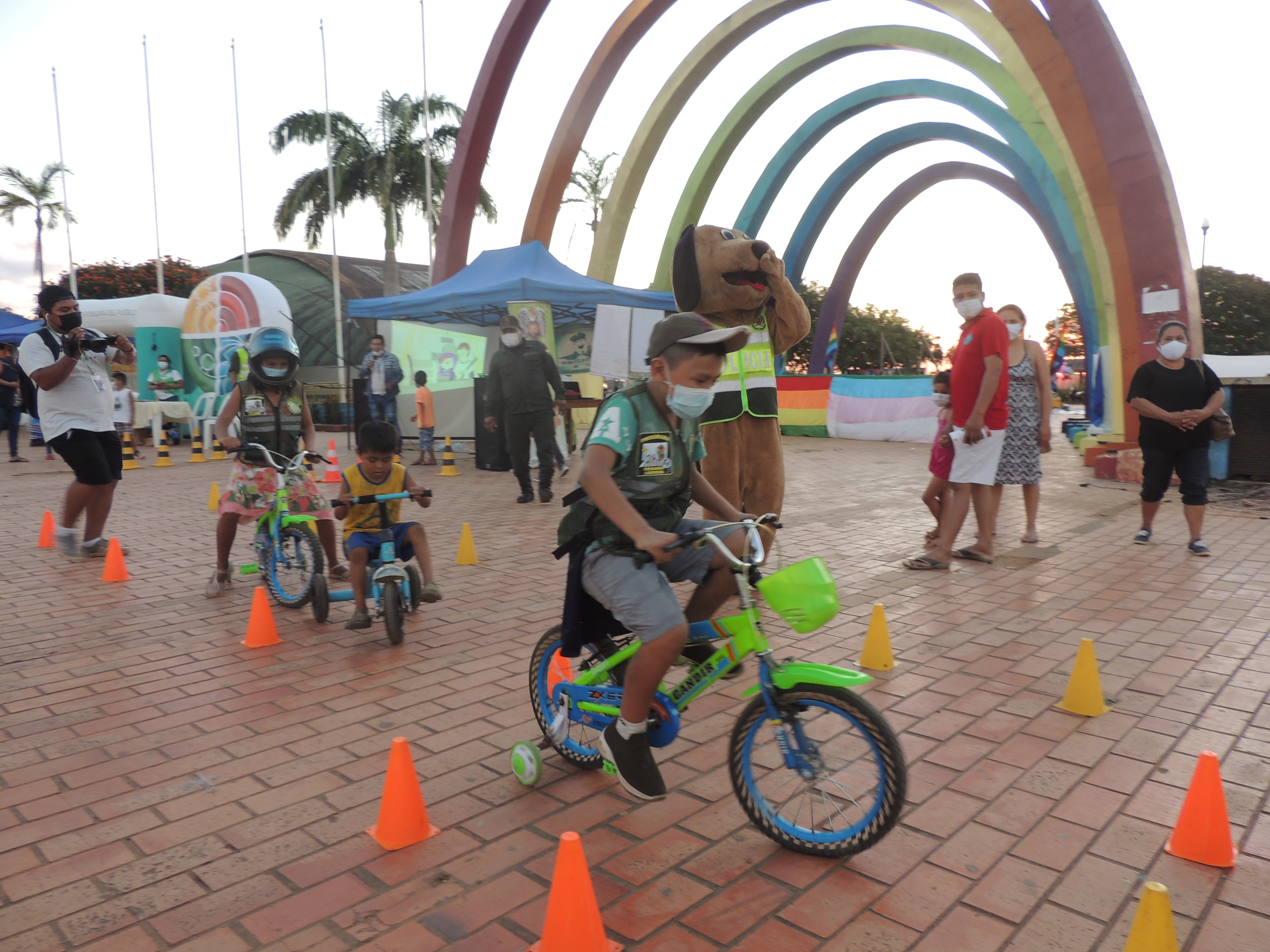 DEFENSORÍA DEL PUEBLO REALIZA CON ÉXITO FERIA LÚDICA INFORMATIVA EN PARQUE PIÑATA DE COBIJA