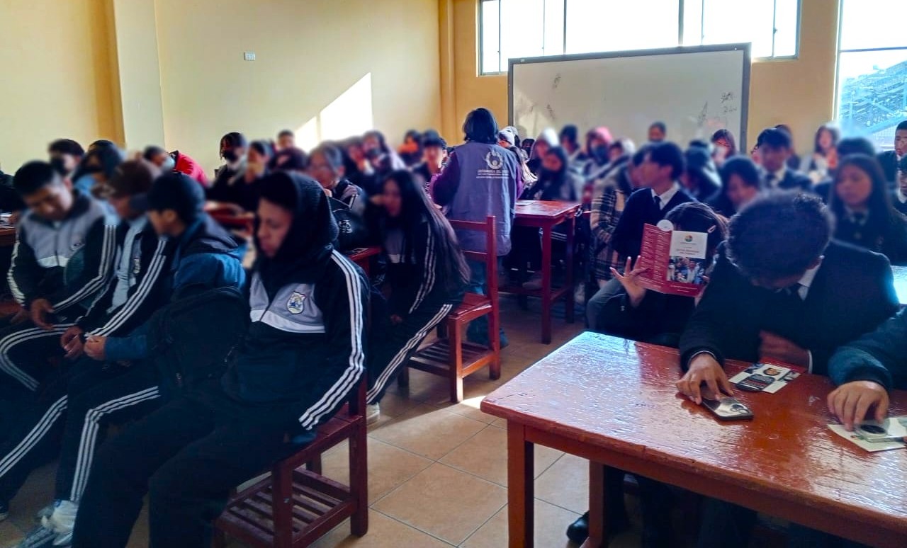 EL ALTO: MÁS DE 500 ESTUDIANTES DE LA U.E. ALMIRANTE MIGUEL GRAU B FORTALECEN SUS CONOCIMIENTOS EN DD.HH. Y EL ROL DE LA DEFENSORÍA DEL PUEBLO