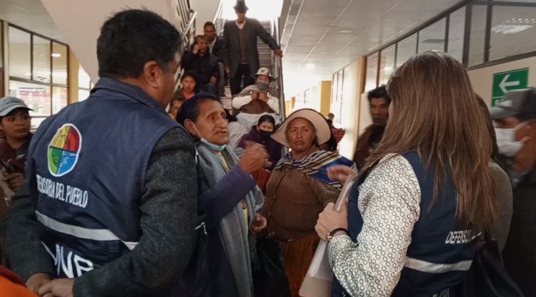 DEFENSORÍA DEL PUEBLO INTERVIENE CONFLICTO EN JUZGADOS DE EL ALTO, TRAS RECLAMO DE VECINOS DE PARCOPATA “90” POR LA SUSPENCIÓN REITERATIVA DE AUDIENCIAS POR CASO DE AVASALLAMIENTOS