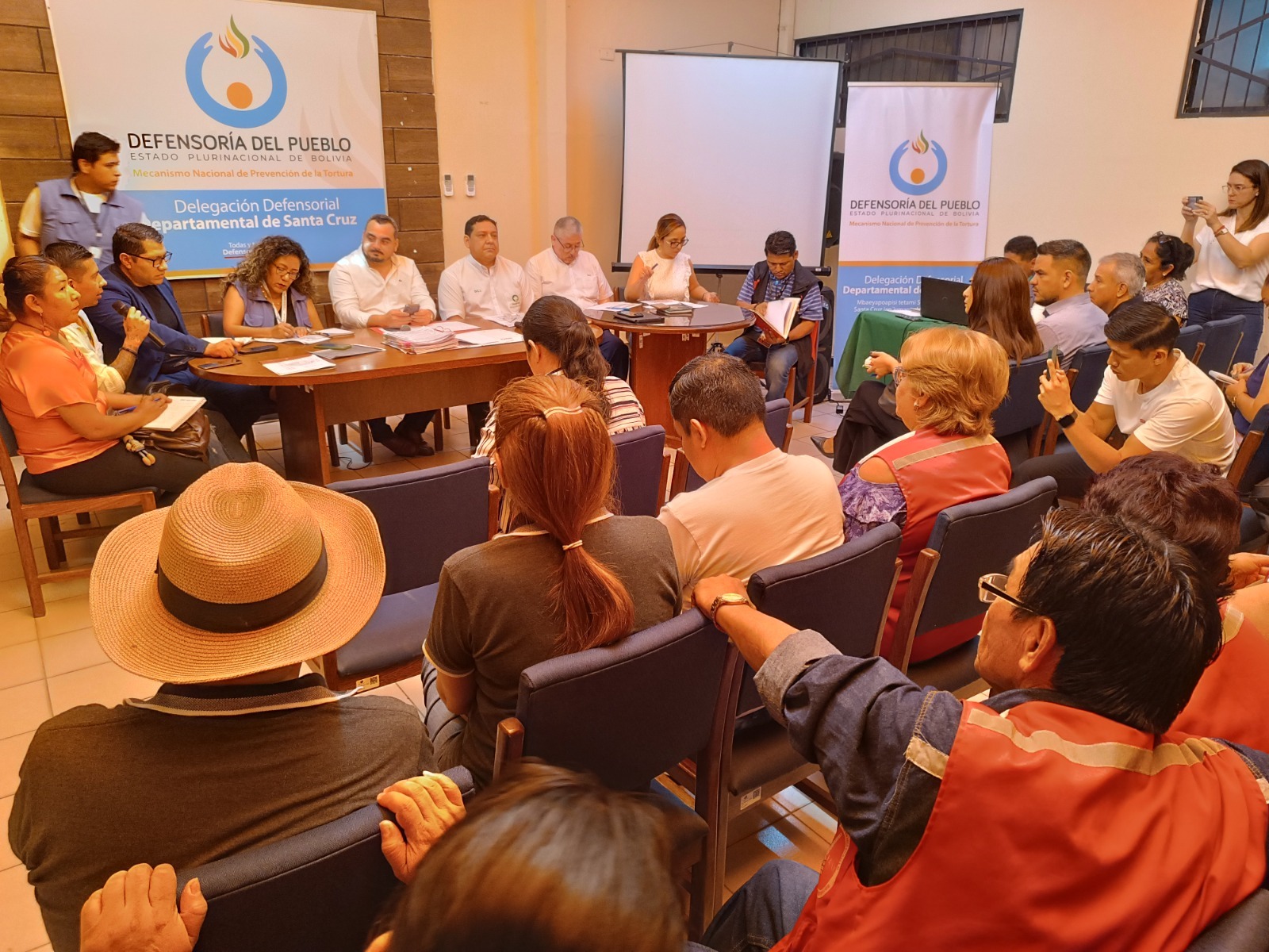 MESA DE DIÁLOGO EN SALUD: AUTORIDADES INFORMAN AVANCES Y DEFENSORÍA EXHORTA A GARANTIZAR LA ATENCIÓN A LA POBLACIÓN