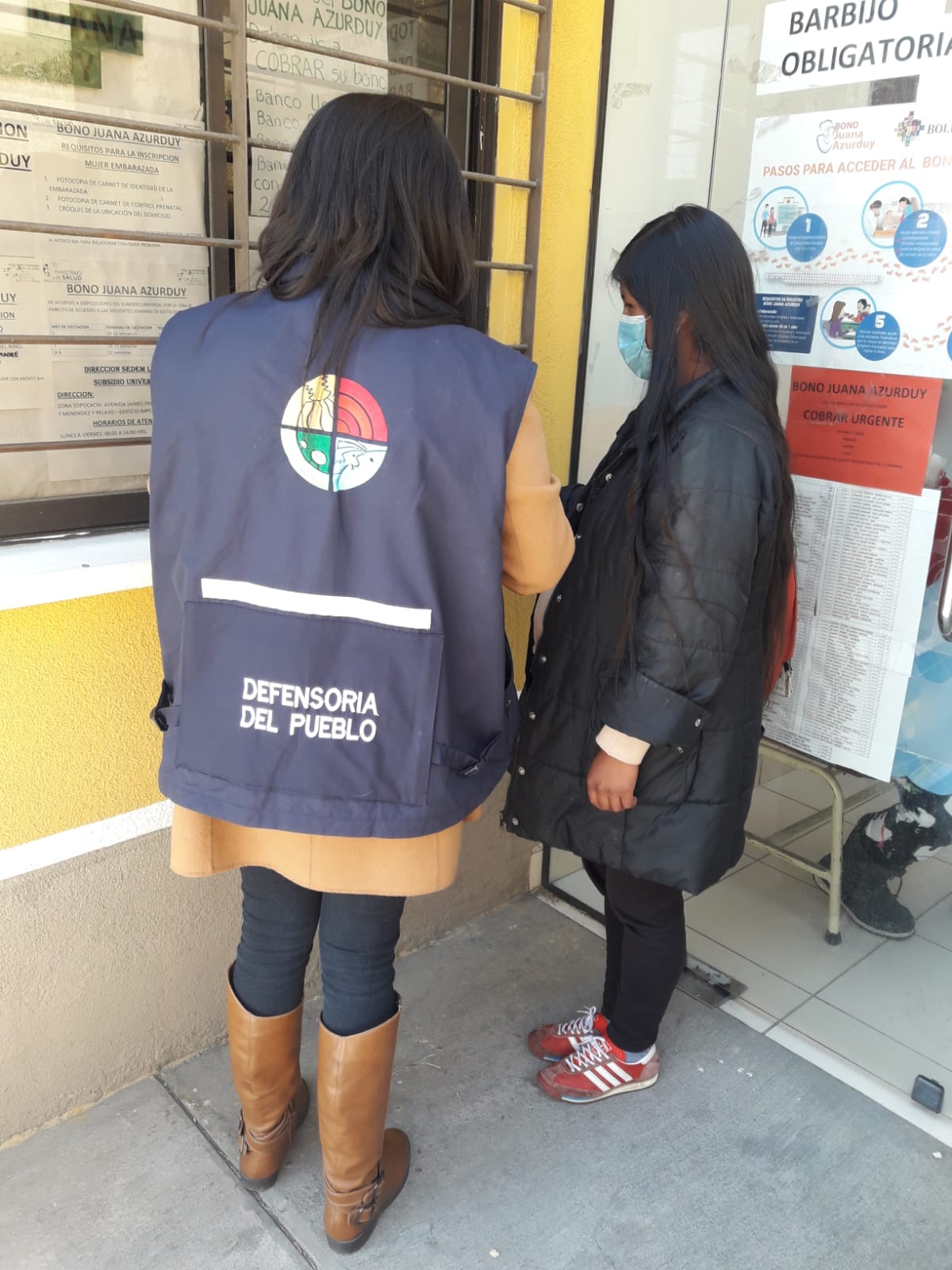 Defensoría del Pueblo gestiona en el centro de salud de Pasankeri la inscripción en el subsidio para una mujer embarazada