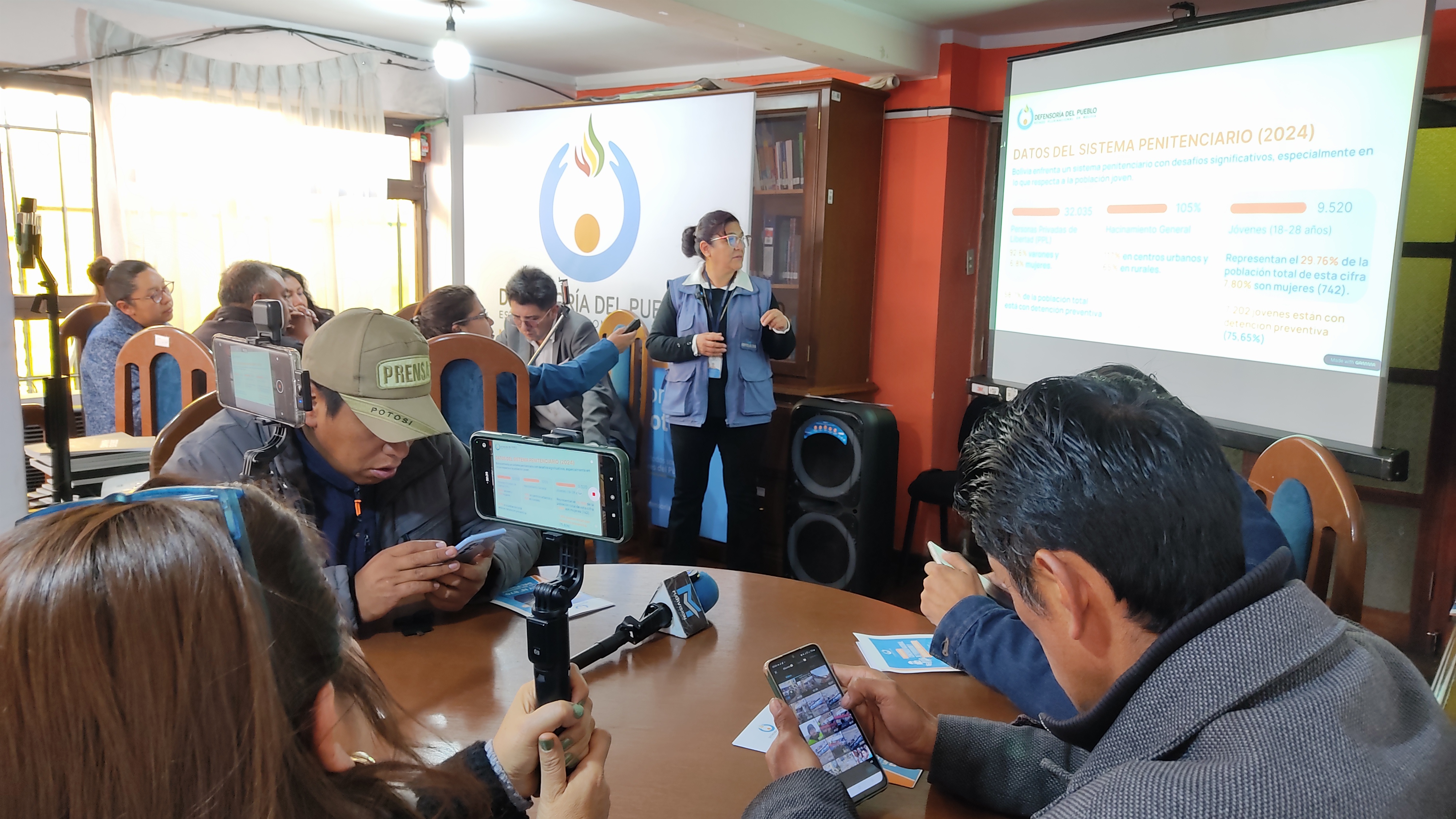 Defensoría del Pueblo lanza concurso nacional de periodismo y derechos humanos para visibilizar consecuencias del encarcelamiento en jóvenes y mujeres