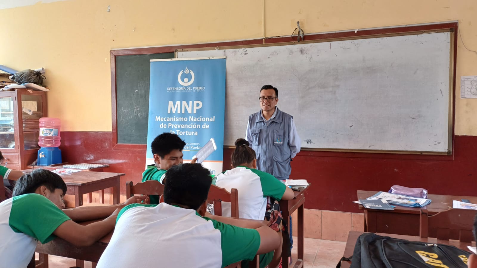 ESTUDIANTES DE SECUNDARIA EN CARANAVI SE INFORMAN SOBRE LA PREVENCIÓN DEL CONSUMO DE ESTUPEFACIENTES EN TALLER DICTADO POR LA DEFENSORÍA DEL PUEBLO