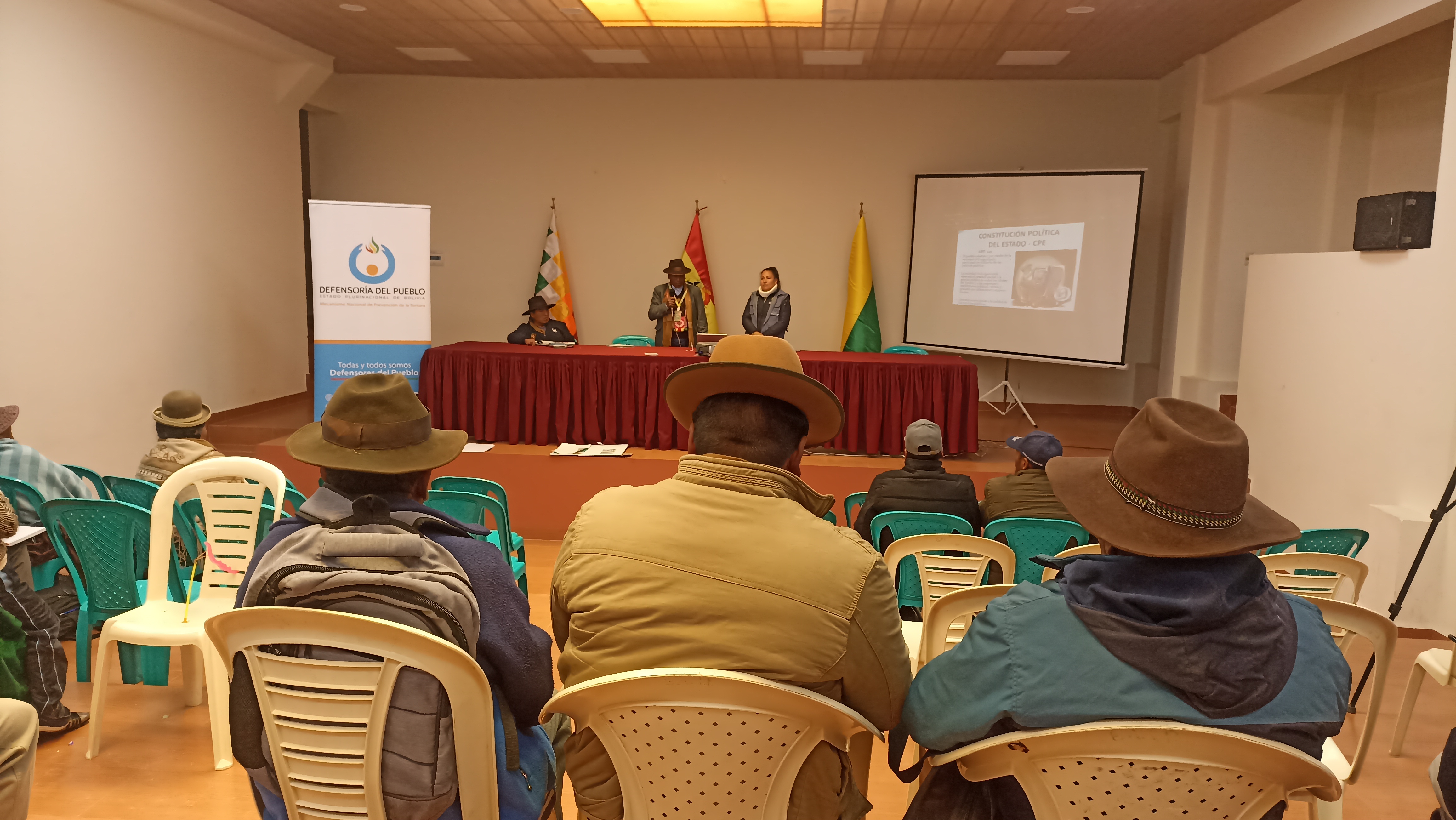 DEFENSORÍA DEL PUEBLO IMPARTE TALLER MULTISECTORIAL DE SOCIALIZACIÓN NORMATIVA SOBRE DERECHOS HUMANOS EN EL MUNICIPIO DE PATACAMAYA.