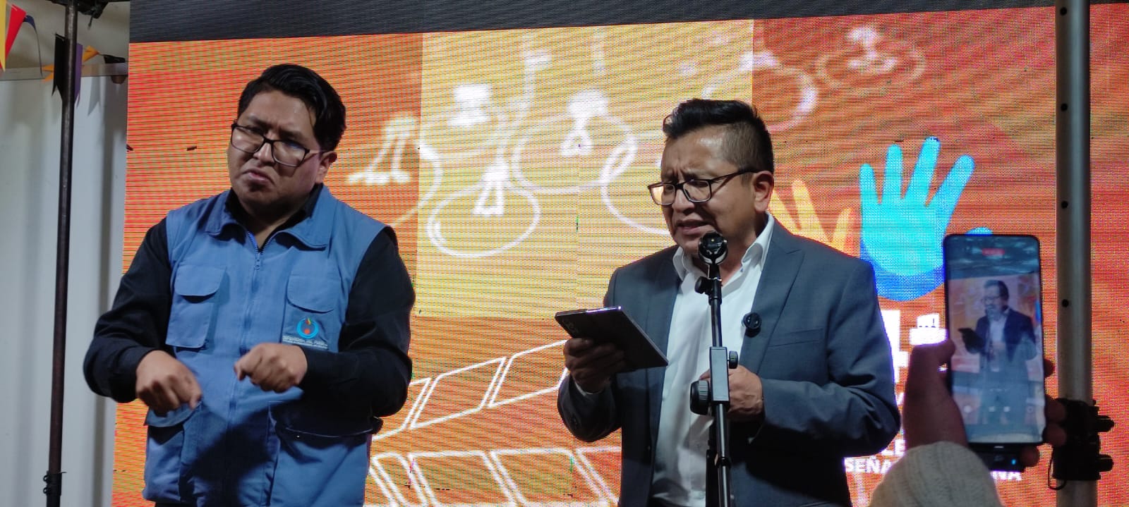 DEFENSORÍA DEL PUEBLO, COMUNIDAD SORDA E INTÉRPRETES IMPULSAN RECONOCIMIENTO DE LA LENGUA DE SEÑAS BOLIVIANA EN 4.º FESTIVAL CULTURAL DE ARTES