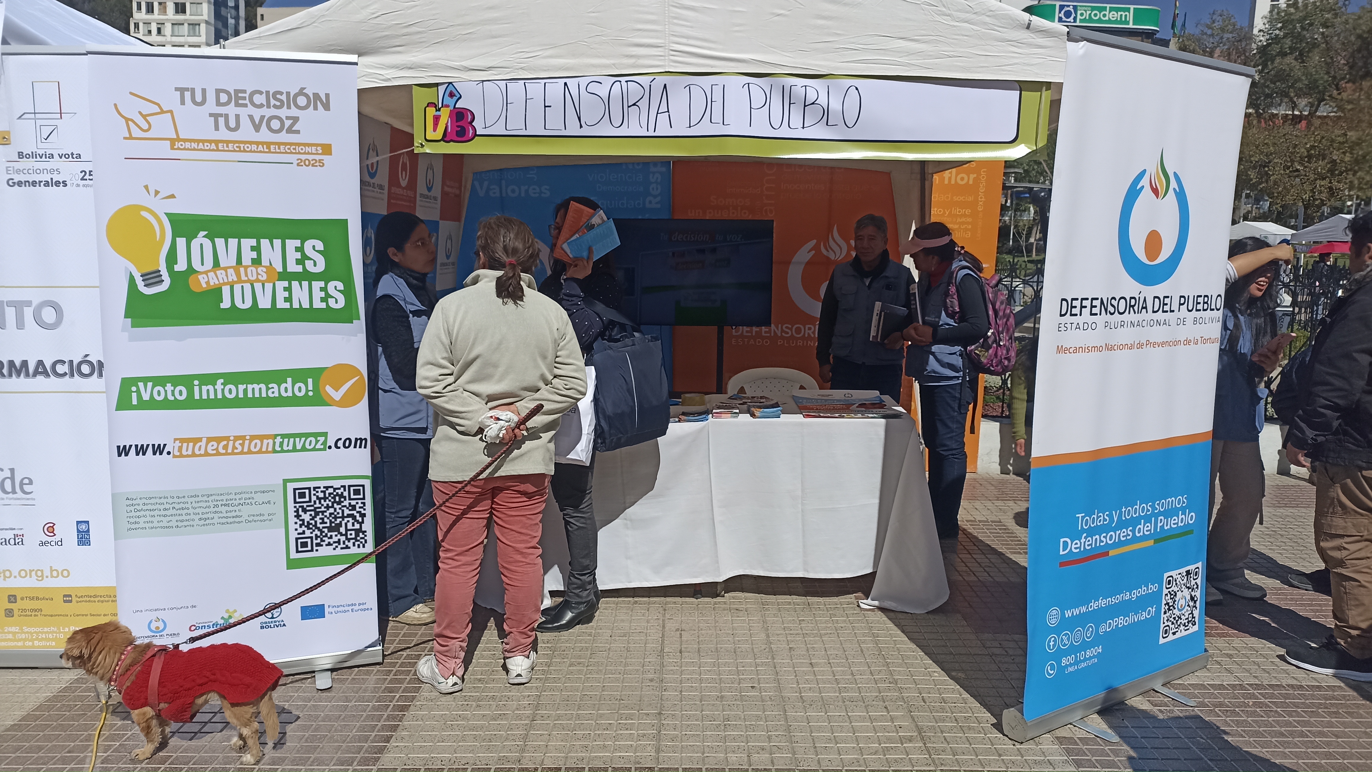 DEFENSORÍA DEL PUEBLO SOCIALIZA LA PÁGINA WEB: “TU DECISIÓN, TU VOZ” EN LA FERIA VOTABUS DIRIGIDA A ORIENTAR A LOS JÓVENES SOBRE EL PROCESO ELECTORAL DEL 17 DE AGOSTO