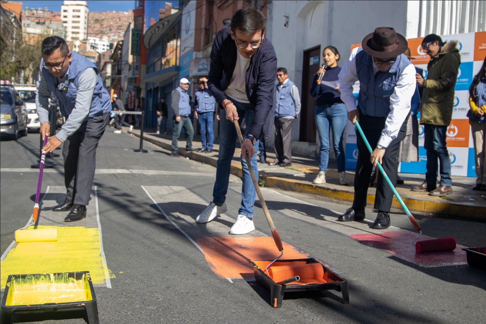 DEFENSORÍA DEL PUEBLO REALIZA PINTADO DE PASO PEATONAL CON LOS COLORES DEL ORGULLO PARA VISIBILIZAR LOS DERECHOS DE LA POBLACIÓN LGBTI+