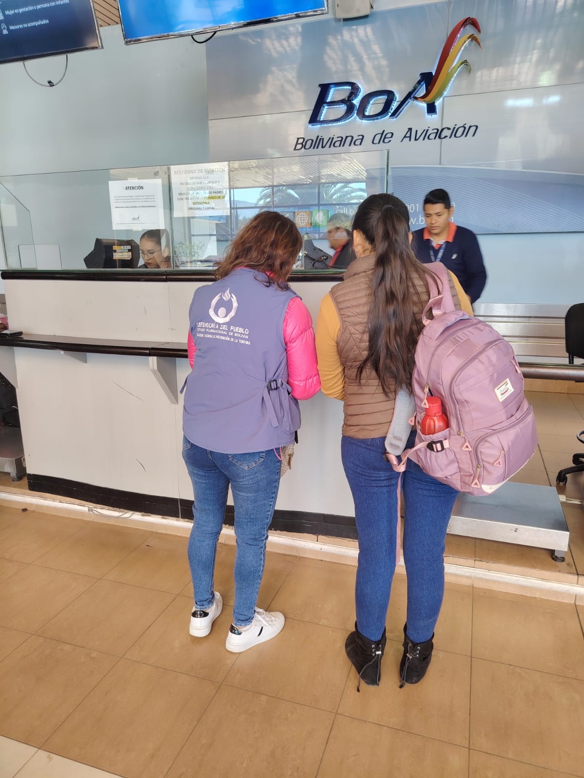 TARIJA: DEFENSORÍA DEL PUEBLO FACILITA TRASLADO AÉREO DE NIÑO CON ENFERMEDAD DEGENERATIVA PARA TRATAMIENTO MÉDICO EN LA PAZ